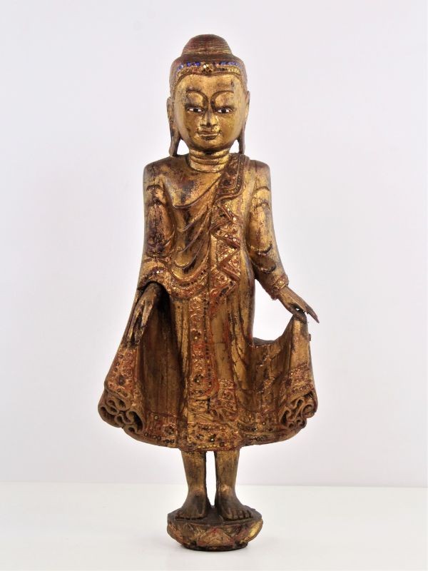 Rechtopstaande, oude houten bouddha - Thailand